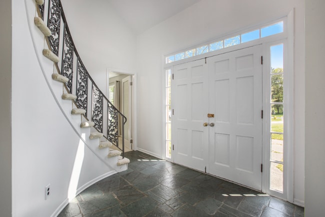 Photo - 1723 Derbyshire St SE