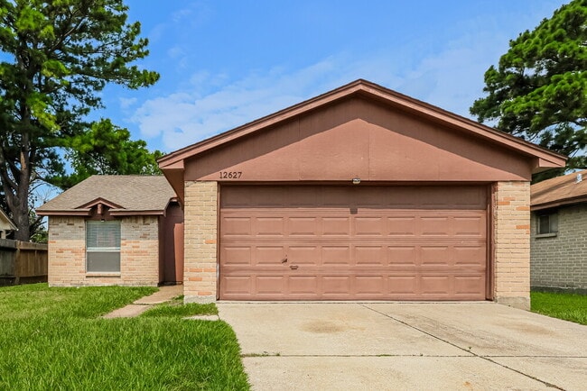 Building Photo - 12627 Day Hollow Ln