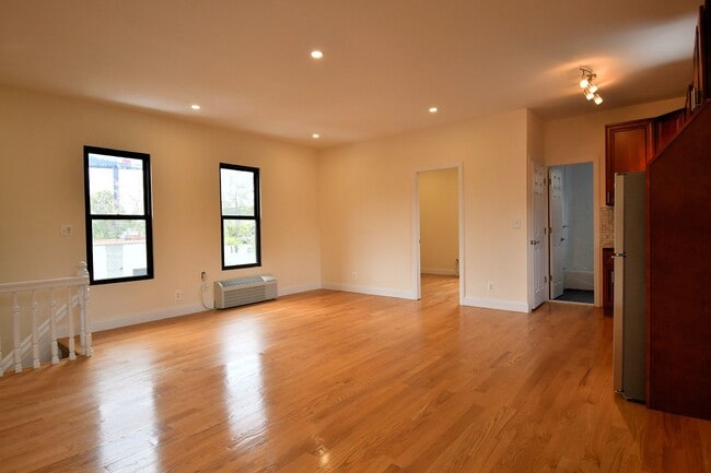 Photo - 2211 De Reimer Ave