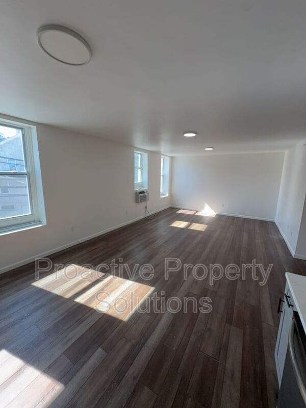 Photo - 730 N Main St