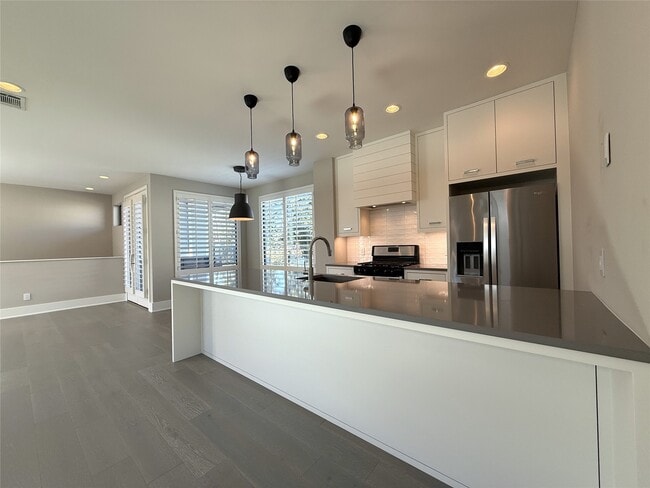 Photo - 1015 E 27th St