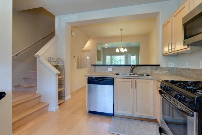 Building Photo - Beautiful Townhouse Available in Cedar Mill!