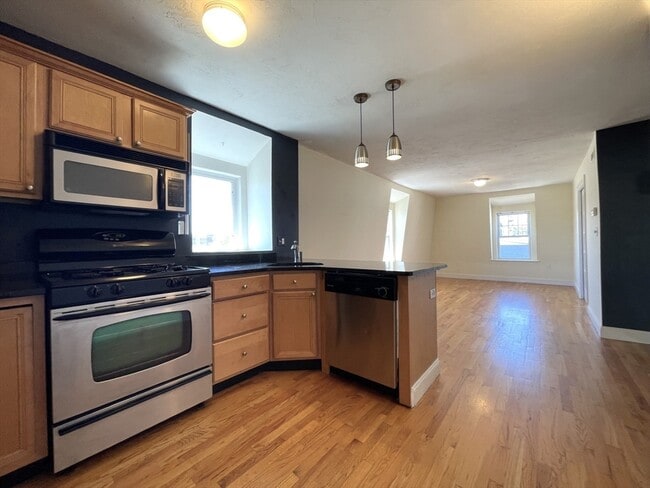 Building Photo - 11 Brighton St Unit 3
