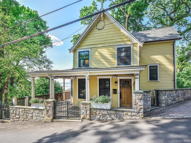 Building Photo - 290 8th Ave