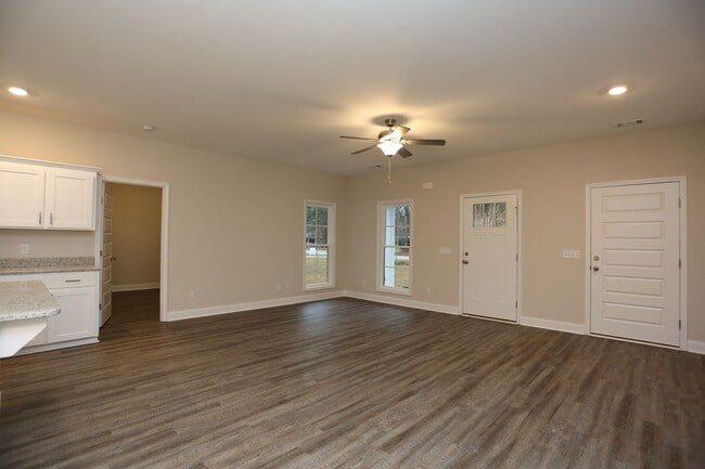 Photo - 4 Bedroom Brick House Available TODAY!