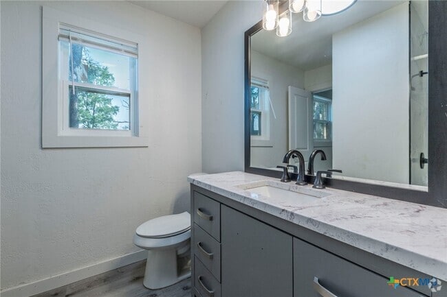 Building Photo - 4013 Valley View Dr Rental