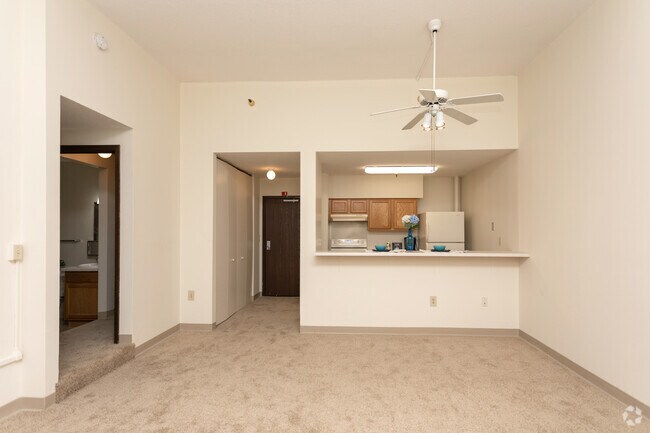 1BR, 1BA - 570 - 1,210SF