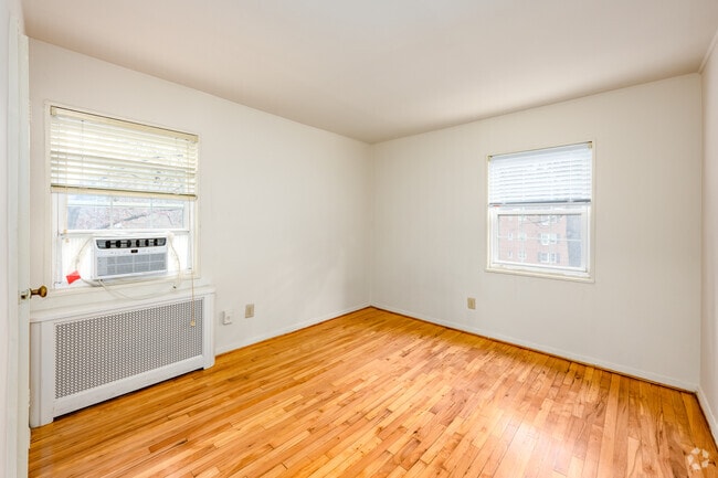 1BR, 1BA - 482SF - Bedroom
