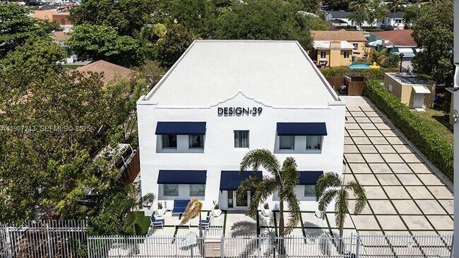 Building Photo - 165 NW 39th St Unit 7