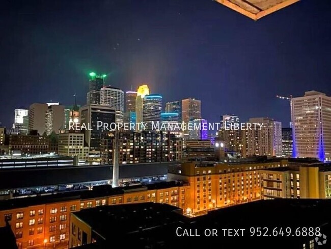 Building Photo - Modern City Living with Spectacular Views Rental