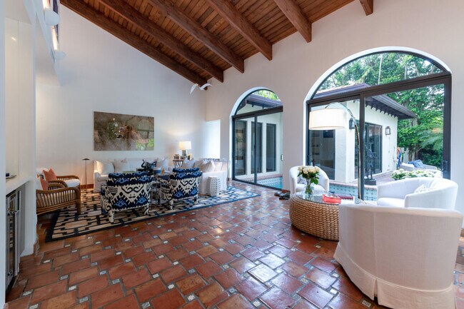 Photo - 264 Everglade Ave