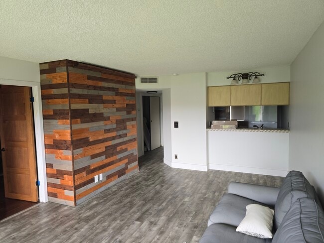 Living Room - 10014 Twin Lakes Dr Unidad 6D Rental