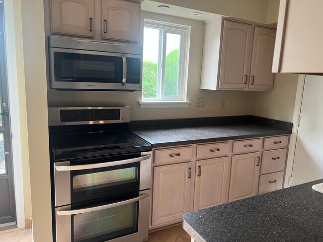 Kitchen - 616 Eastbrooke Ln