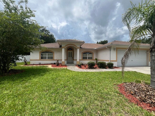 Building Photo - Single family Home with Florida room!