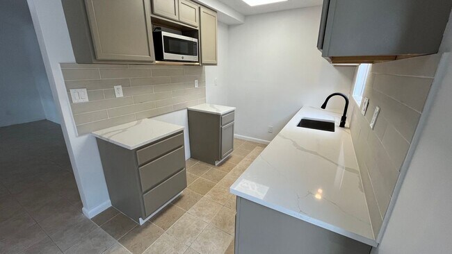 Building Photo - 9515 Aberdeen Way Unit #B