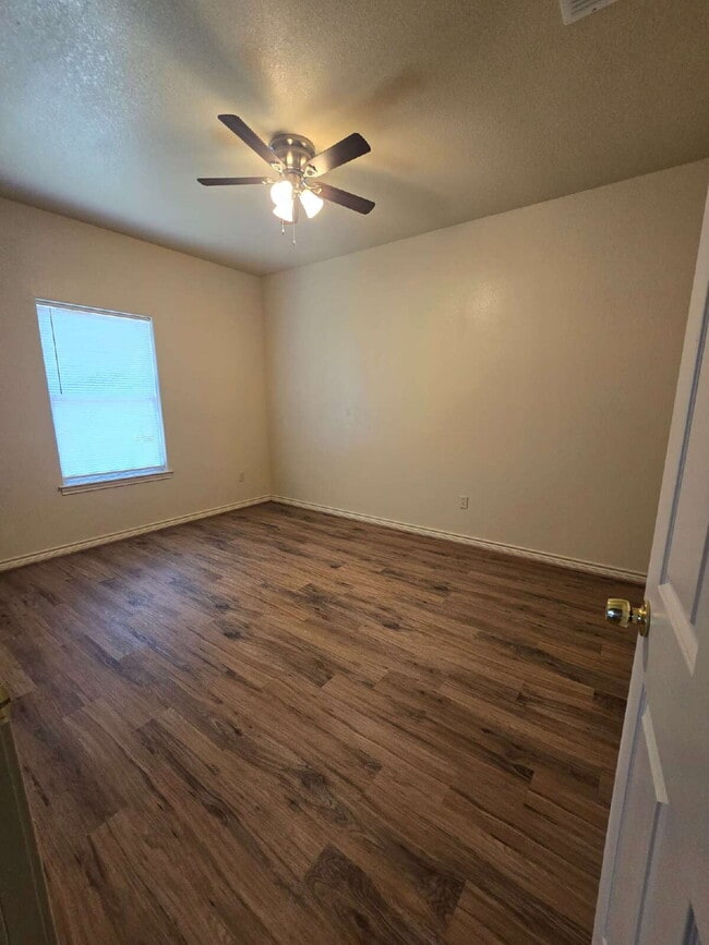 Completely renovated 3-Bed Duplex in the M... - Completely renovated 3-Bed Duplex in the M... Apartment Unit 2