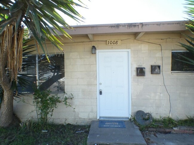 Building Photo - Clean and Bright 2 Bedroom 1 Bath Duplex Unit 1008A