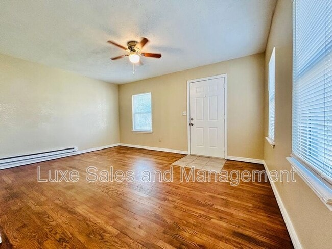 Photo - 421 E Showalter Dr
