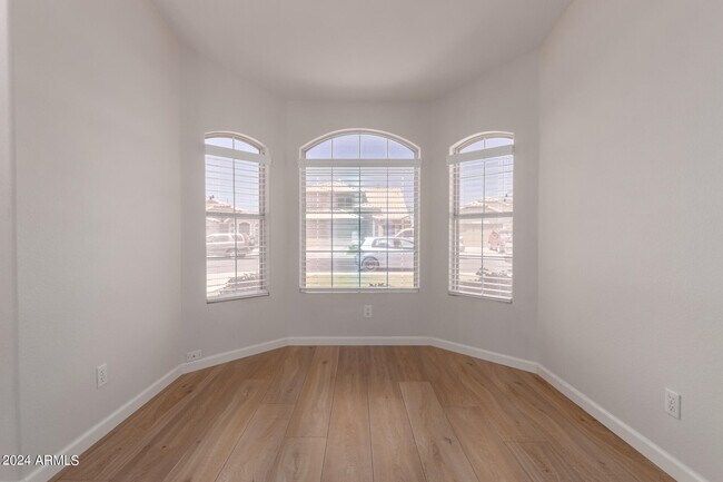 Photo - 1435 E Silver Creek Rd