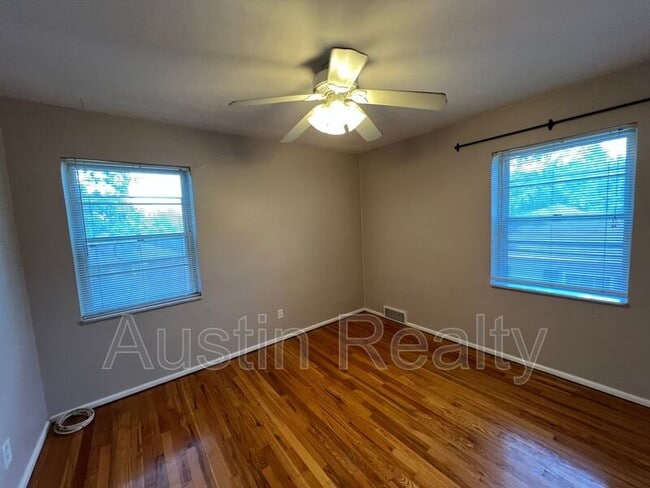 Photo - 1104 Ralph Ter