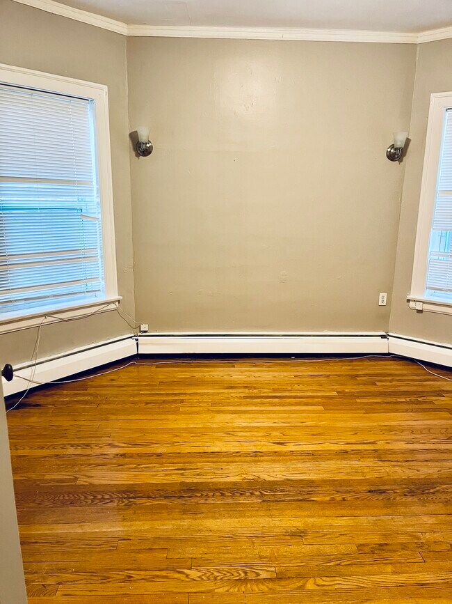 Photo - 6829 S Cornell Ave Unidad 2