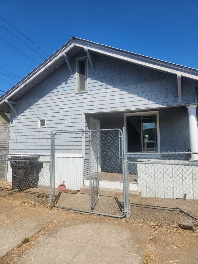 Building Photo - E. Walnut 2br 1 ba w/d hookup Rental