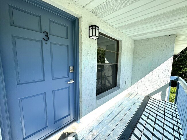 Renovated 2 Bedroom / 1 Bathroom Apartment - Renovated 2 Bedroom / 1 Bathroom Apartment Unit 3