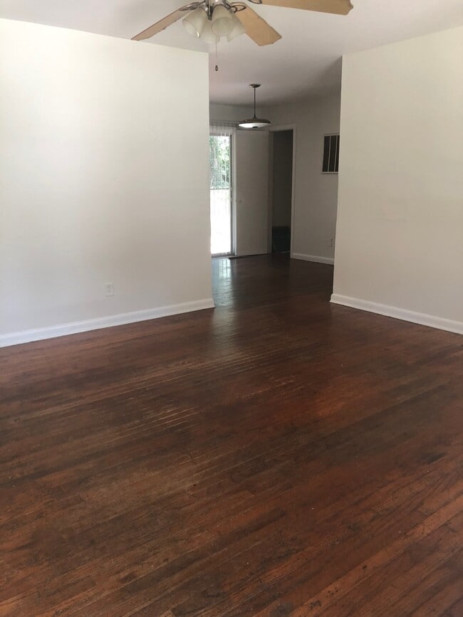 Photo - 3/2.5 House with large yard walking distance to campus, shopping and restaurants!