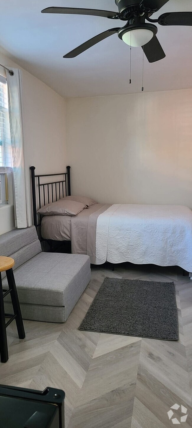 Building Photo - 1080 Jack Calhoun Dr Unit Studio Rental
