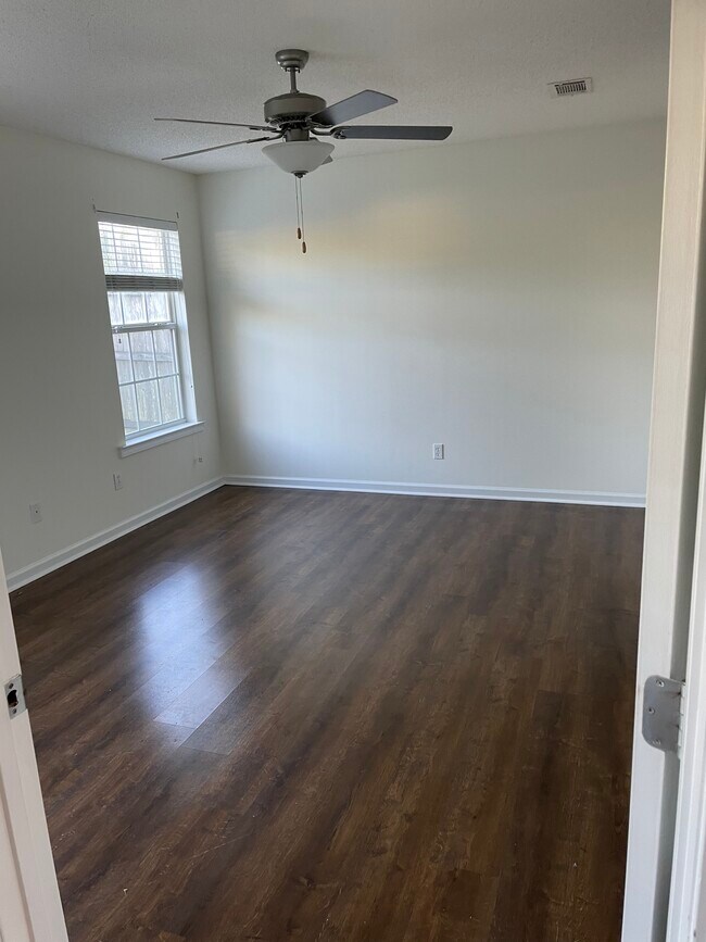 Master bedroom - 103 Thistlewood Dr