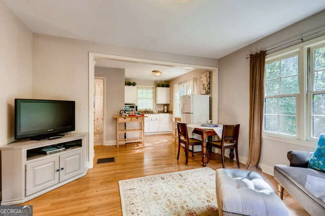 Photo - 203 E Davis St