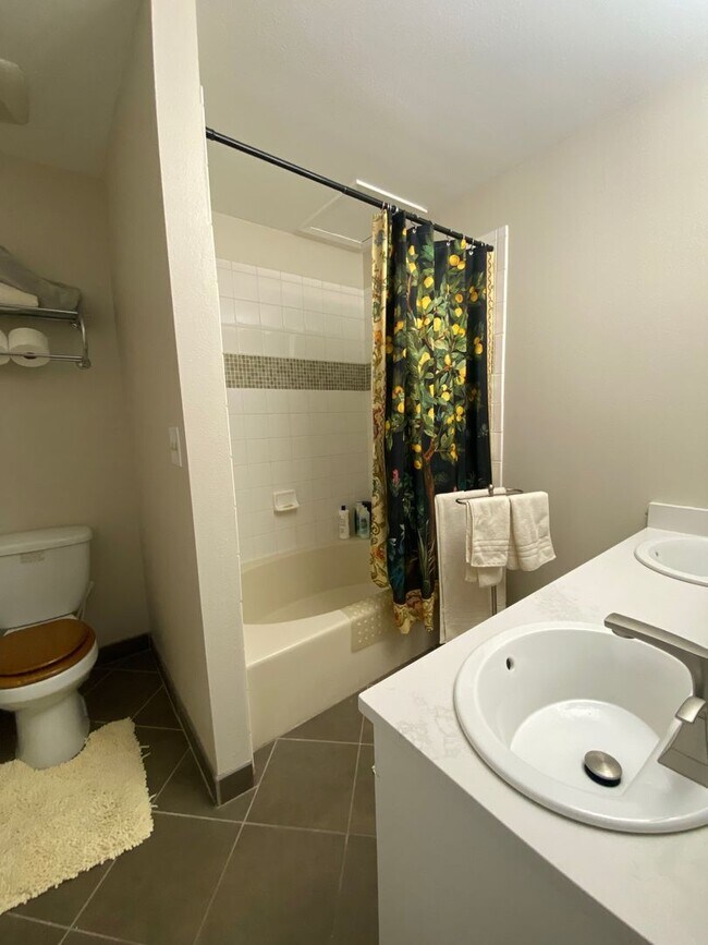 Photo - 2 Bed 2 Bath Two-Level Condo With Updates ... Unidad 78