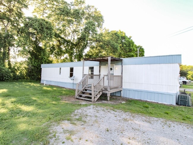 Building Photo - Convenient Pulaski Location – Lawn Care Included!