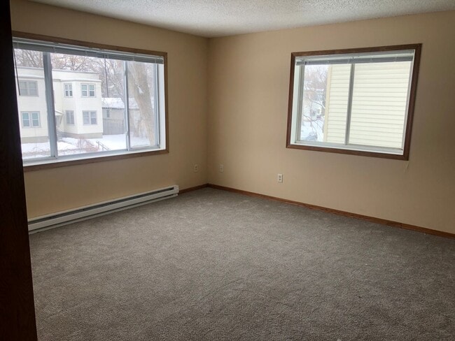 Building Photo - 1030 Knox Ave N Unit 2