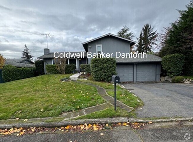 Building Photo - Spacious 4 Bedroom 2.5 Bath with Fresh Pai... Rental