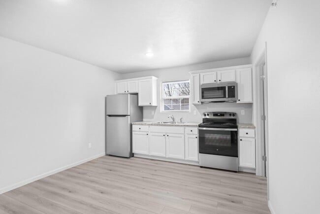 Photo - 634 N Main St Rd