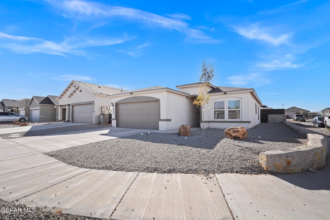 Photo - 5025 Marcella Santillana