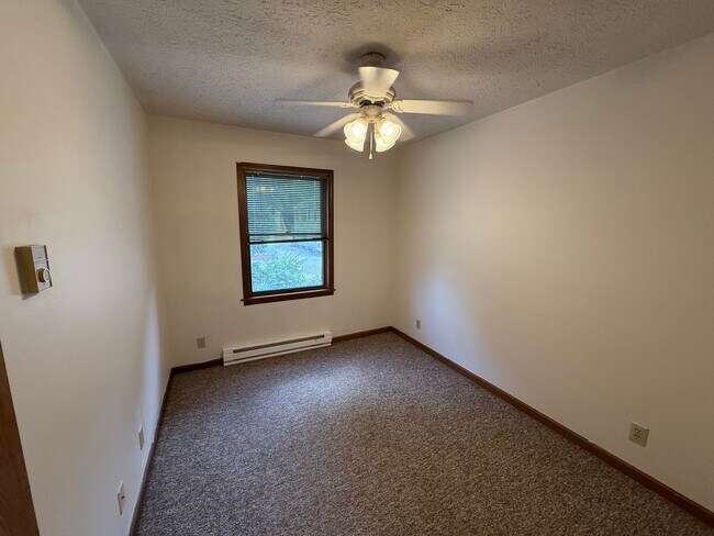 Leslie Manor Apartments