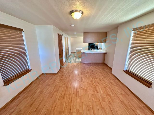 Spacious 3-Bed Oasis with 1.5 Baths in Portland – Your Next Home Awaits!