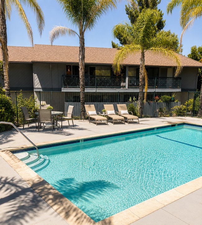 2222 Los Feliz Dr