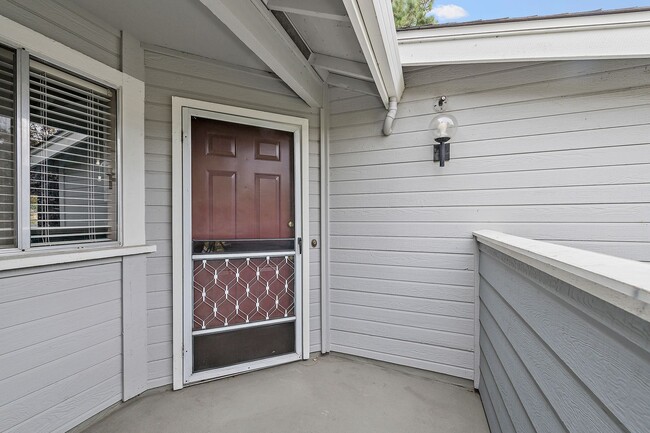 Building Photo - 2Bd/2Bth Condo, hardwood floor, balcony, top floor