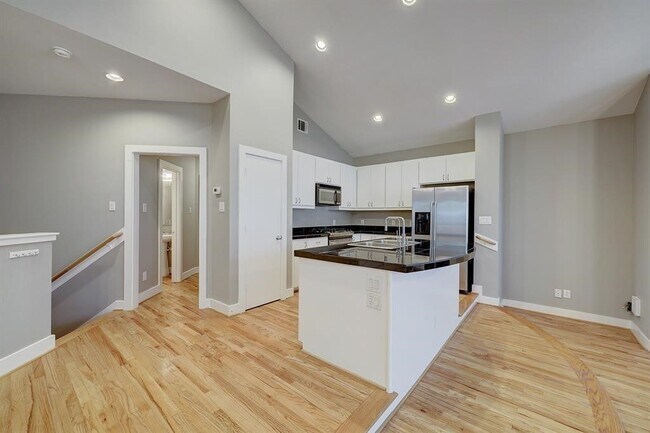 Photo - 9805 Riddlelink Ln