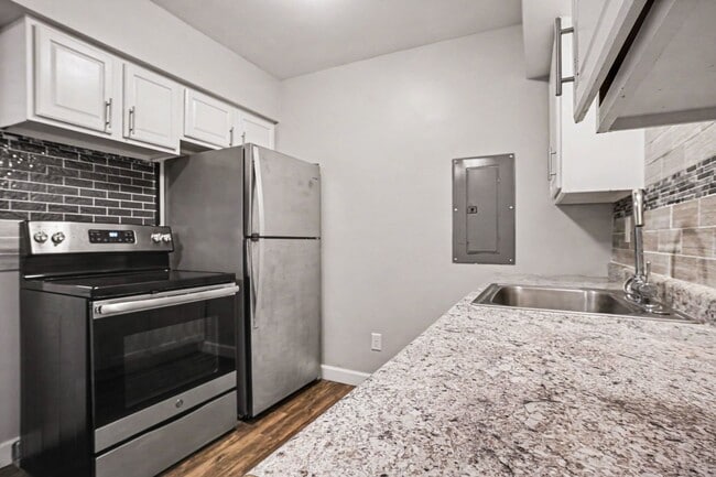 Building Photo - SUMMER MOVE IN SPECIAL- $300 off your move-in before July - $1075- 2 Bedroom Townhome off Westnedge Unit 3