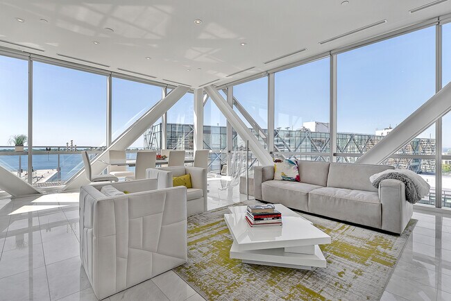 39 Queens Quay E