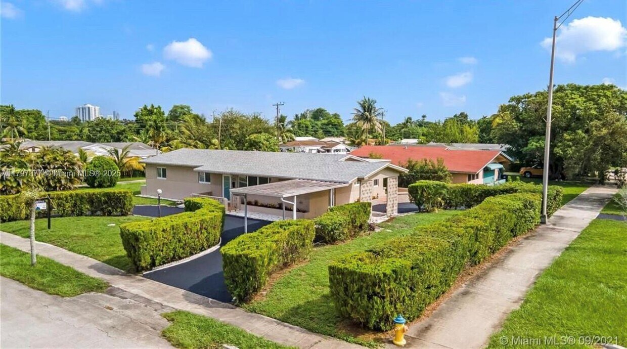 Photo - 1900 NE 180th St (North Miami Beach, FL)