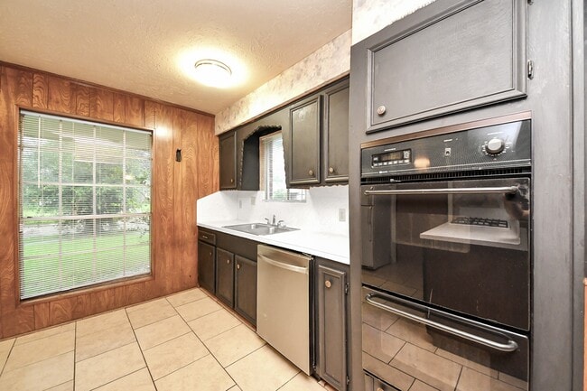 Building Photo - 9126 Willow Meadow Dr