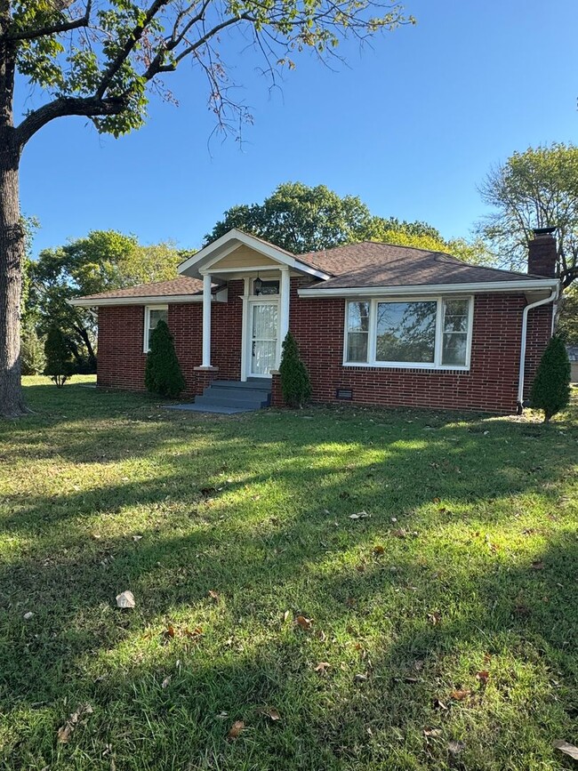 Photo - 3 Bed / 2 bath on 1.2 ACRES - 3 car garage...