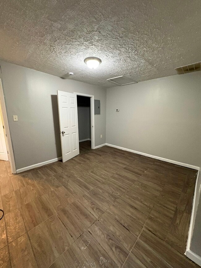 Photo - 1161 Ira St SW