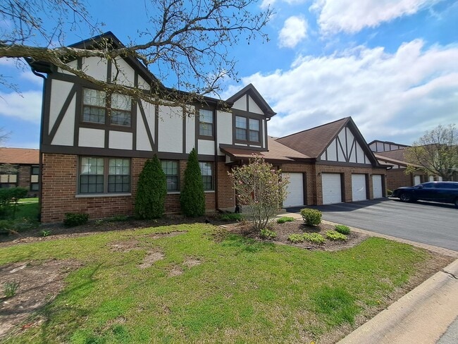 Building Photo - 216 Stoneybrook Ln Unit 2C