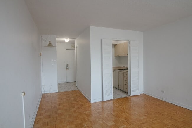 Building Photo - 1975 Maisonneuve Blvd W Unit 910